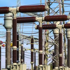 En transformatorstation (eller nätstation) i Tyskland. Dess primära funktion är att omvandla elektrisk spänning och distribuera elen säkert. Den fungerar som en knutpunkt i elnätet som tar emot högspänning och sänker den till en lägre, användbar spänning för hushåll och industrier. Foto: Creative Commons Lic. Kredit: Pixabay