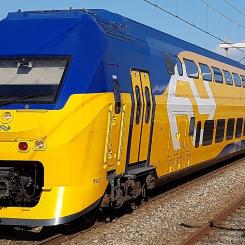 Loket VIRMm 9522 startar med "Flow"-målningen på Heerhugowaards station som intercitytåg mot nederländska staden Nijmegen. Foto: Wikipedia Common Lic. Fotograf: Koplopermau