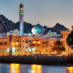 Oman. Bakgrunden till Omans försiktiga omsvängning är tydlig: USA har under 2023 och 2024 hotat med sekundära sanktioner mot företag, banker och individer som på något sätt hjälper Ryssland att kringgå de restriktioner som införts efter invasionen av Ukraina. Foto: Wikipedia Commons Lic.