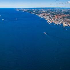 Öresund från ovan, med Helsingör och Helsingborg i fjärran. Foto: Helsingborgs stad