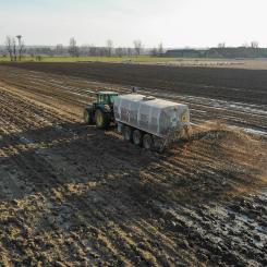 Nyligen skickade sex europeiska branschorganisationer – däribland Hydrogen Europe, Renewable Hydrogen Coalition och Hydrogen Council – ett öppet brev till EU-kommissionen. Kommissionen beslutade trots brevet att inte pausa unionens nya klimatrelaterade importavgift för gödselmedel, trots stark press. Symbolbild om gödselspridning på åker. Foto: Creative commons Lic, kredit: Paskvi