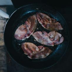 Prover från gårdar nära förorenade områden visar att lokal PFAS-förorening ibland kan ge förhöjda halter i kött och mjölk – i vissa fall över gränsvärdena. Foto: Andrew Ridleyn/Unsplash