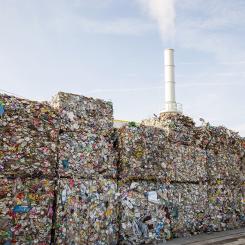 Perfluorerade ämnen, PFAS, finns i en mängd vardagsprodukter. De är mycket svårnedbrytbara i miljön och kan även vara tekniskt svåra att bryta ner genom förbränning. Foto: IVL
