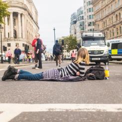 Klimatdemonstration mot biltrafik. Foto: Pixabay, Creative Commons Lic. Kredit: Serpae