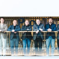 Proviko ansluter sig till XPartners-koncernen. På bilden syns Provikos partners Joonas Anttila (till vänster), Hannu Kokkonen, Tommi Varsala, Antti Virta, Mikko Vesamaa och Joona Lammi. Foto: XPartners.