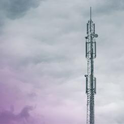 Tillstånden gäller 2028–2054 och tillståndsvillkoren är utformade för att, på sikt, möjliggöra sammanhängande frekvensutrymmen i hela 1800 MHz-bandet och bidra till en effektiv användning av frekvenser. Foto: PTS