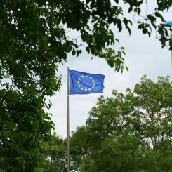 Hissad EU-flagga i franska La Rochelle. Foto: Rafael Garcin