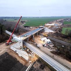Projektet stöds starkt av EU, som finansierar merparten av kostnaderna. Rail Baltica ses som en del av unionens strategi för att knyta ihop medlemsländerna med moderna transporter och minska beroendet av ryska nätverk. De baltiska länderna har fram till nu främst varit uppkopplade mot järnvägar byggda på bredspår från sovjettiden, vilket skapat tekniska hinder för smidiga transporter till Västeuropa. Foto: Europeiska kommissionen