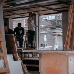 Bland annat föreslås det att tillbyggnader upp till 30 kvadratmeter blir lovfria och får uppföras för alla typer av byggnader, även flerbostadshus och andra byggnader. Foto: H&CO/Unsplash