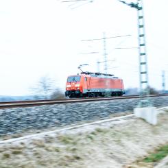 Enheterna skall installeras i lok runt om i Sverige och kontinuerligt sända precisions- och positionsdata till Trafikverkets interna system.  Foto: markus spiske/UNsplash