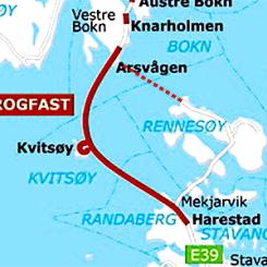 Tunnelns sträckning. Den nuvarande färjeförbindelsen är markerad med röd streckad linje. Förutom längden är även djupet på rekordnivå. Den djupaste punkten kommer att ligga 392 meter under havsytan. I tunnelns ändar blir lutningen omkring fem procent, med undantag för en cirka tre kilometer lång sträcka i norr där lutningen är sju procent. I uppförsbacken byggs ett tredje körfält för långsamma tunga fordon. Karta: Rogfast-projekt