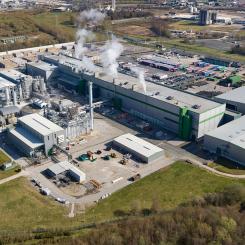 Partington, Greater Manchester. Det här projektet var en del av Saica Papers satsning på att utveckla en av världens mest avancerade fabriker för återvunnet papper i Storbritannien. Denna investering på 290 miljoner pund kommer att använda cirka 400 000 ton 100 % återvunnet papper per år för att tillverka wellpapplådor – tillräckligt med papper för att täcka sträckan mellan Partington och London (316 kilometer) var tredje och en halv timme.