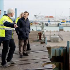 Säkerhetschef Krister Jonsson visar tågklaffen i Trelleborgs Hamn. Foto: Magnus Liljegren Regeringskansliet