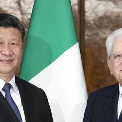 Europeiska unionen har lanserat lagstiftningen Critical Raw Materials Act, vars syfte är att minska beroendet av Kina och säkra försörjningen av strategiskt viktiga råvaror. Förmodligen ett samtalstema när Italiens president Sergio Mattarella och Kinas statschef Xi Jinping möttes i den kinesiska huvudstaden. Foto: Wikipedia Commons LIc. Kredit: Quirinale.it