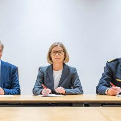 Clas Nilsson, provplatschef för Vidsel Test Range vid Försvarets materielverk, FMV, Birgitta Bergvall-Kåreborn, rektor vid Luleå tekniska universitet och överste Peter Greberg, flottiljchef vid F 21. Foto: Luleå tekniska universitet