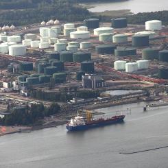 Sköldviks raffinaderi från luften. Förutom raffinaderiverksamheten i Borgå (Sköldvik) har Neste anläggningar i bland annat Nådendal och Esbo, samt internationell närvaro i exempelvis Nederländerna, Singapore och USA. Foto: Wikipedia Commons Lic.  Kredit: Jukka Wallinheimo
