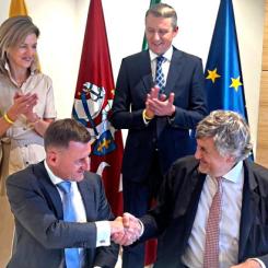 Avtalet, ett så kallat samförståndsavtal, undertecknades i Rom nyligen av Newcleos vd och grundare Stefano Buono och Linas Baužys, vd för statliga Ignalina NPP som ansvarar för avvecklingen av det tidigare kärnkraftverket i Ignalina. Litauens energiminister Žygimantas Vaičiūnas var närvarande vid undertecknandet. Foto: Ingalina / Newcleo