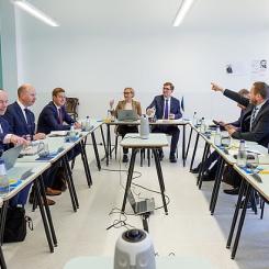 Meddelandet lämnades från en gymnasieskola i Narva, där Estlands regering sammanträdde nyligen. Foto: Estlands regering.