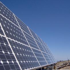 Solenergi från ovan. Den europeiska och tyska solenergi-industrin pressas av billig import från Kina – och flera tillverkare går mot konkurs. Foto: Wikipedia Common, kredit, Flickr, fotograf: Fernando Tomás