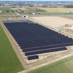Ungefär 4 000 solpaneler kommer från och med mitten av 2025 att producera el i solparken i Dorfen. Området ligger söder om A94 (i bakgrunden), ungefär i höjd med Kloster Moosen på andra sidan motorvägen. © Stadtwerke Dorfen ( Dorfens energibolag)