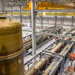 Elektrolysörer installeras vid Stegras anläggning för grönt stål i Boden i Sverige. Elektrolysörer är anläggningar som använder elektricitet för att spjälka vatten (H₂O) till vätgas och syre genom en process som kallas elektrolys. Den producerade vätgasen kan sedan användas som bränsle eller i industriella processer, till exempel vid tillverkning av stål utan kolbaserade utsläpp. Foto: Stegra