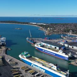 Samarbetet innebär att Hangö stärker sin roll som en viktig exporthamn för den finländska skogsindustrin, särskilt med tanke på att nya linjer nu etableras till Tyskland – ett centralt målområde för export av förnybara material. Foto: Euroports, Petterin ilmakuva