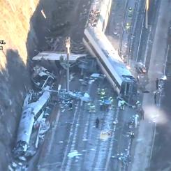 Olycksplatsen. En oberoende utredningskommission under den statliga haverikommissionen CIAF har tillsatts. Parallellt har en rättslig utredning inletts, där Guardia Civil redan börjat höra vittnen och personal. Urspårning följdes av frontalkollision. Foto: Guardia Civil