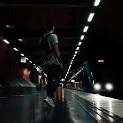 Sweco utreder möjligheterna för tunnelbana till Bromma flygplatsområde på uppdrag av Region Stockholm. Samtidigt undersöker Stockholms stad möjligheten att utveckla en ny stadsdel på Bromma flygfält. Foto: steven erixon unsplash