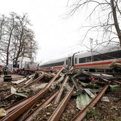 Tågolyckan i Riedlingen väcker frågor om infrastrukturens motståndskraft mot extremväder. Kraftiga skyfall och plötsliga jordskred har blivit allt vanligare i Centraleuropa de senaste åren, vilket ställer nya krav på övervakning av spår och omkringliggande markområden. Foto: Screen-shot- The Independent