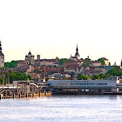 Tallinn, Estlands huvudstad. Arbetet med att hitta en plats för ett nytt kärnkraftverk pågår nu i flera regioner längs Finska vikens kust. Foto: Angelo Giordano/Pixabay