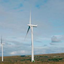 Whitelee vindkraftpark i Skottland. Bolaget hade redan tecknat avtal med den brittiska regeringen om att tillhandahålla intäktsstöd för två anläggningar: Whitelee-projektet samt Cromarty Hydrogen Project, det senare i samarbete med norska Storegga. Båda projekten hade ett planerat driftsättningsdatum i december 2026. Foto: ScottishPower