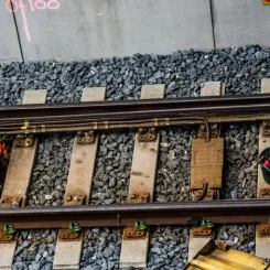 Den kraftiga ökningen av trafik i Stockholmsområdet sliter på spåren och många tåg betyder att Trafikverket behöver jobba ännu mer med underhåll. Foto: Trafikverket