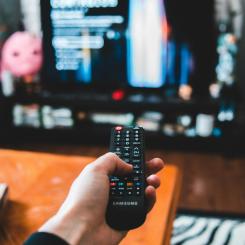 Uppdragets första del är att kartlägga distributionen av radio och tv, både i marknät och över internet. Foto: Erik Mclean/Unsplash