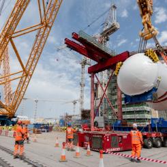 Den cirka 500 ton tunga komponenten är en av de mest centrala delarna i kärnkraftverket och kommer att inrymma reaktorhärden samt de system som krävs för kylning och styrning av reaktorn. Foto: EDF