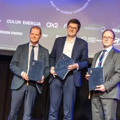 Även en fransk projektutvecklare, Verso Energy, har tecknat ett samarbetsavtal med den finska staden Uleåborg om att utveckla en anläggning värd 1,4 miljarder euro (1,47 miljarder dollar) för att omvandla grön vätgas till syntetiskt flygbränsle, så kallat ”e-SAF”. Uleåborgs stad kommer att gå vidare med detaljplaneringen av hamnens industriområde för grön omställning för att anpassa området till projektet, som kan komma att producera 80 000 ton e-SAF per år. På bilden: Ari Alatossava, borgmästare i Uleåborg, Antoine Huard, vd för Verso Energy, och Marko Mykkänen, vd för Uleåborgs hamn.
Foto: Uleåborgs stad
