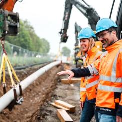 Julie Bürkle-Weiss och projektledaren H. Wölfle övervakar den första vätgasledningen som anläggs i södra Tyskland.
Foto: Badenova Netze