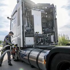 Daimler Trucks prototyp av GenH2 som kör på flytande vätgas tankas vid en prototypstation för flytande vätgas i Wörth am Rhein. Foto: Daimler Truck