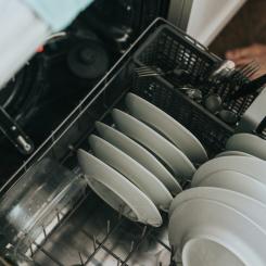 Nu har Säker Vattens styrelse klubbat Branschregler Säker Vatteninstallation 2026:1. Störst förändringar i regelverket sker i köket, där flest vattenskador sker. Foto: nathan dumlao/unsplash