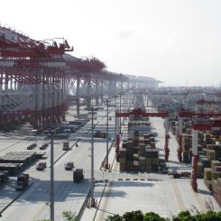 Shanghais containerhamn Yangshan är en av importhubbarna för koppar. Foto: Reb42/Wikimedia Commons
